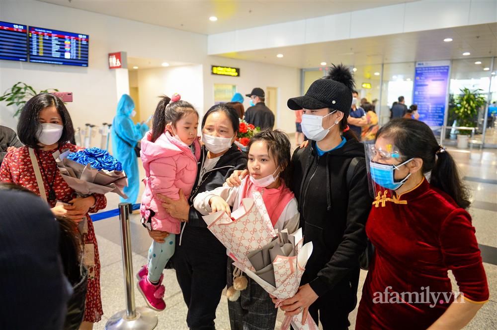 Đồng bào về từ Ukraine khóc nức nở khi vừa đặt chân xuống Sân bay Nội Bài-9
