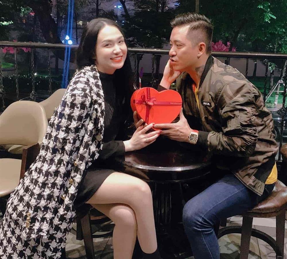 Bóng hồng quyền lực đứng sau thành công của sao Việt: Khủng nhất là bà xã kín tiếng, sở hữu gia tài hơn 12.000 tỷ đồng của nam ca sĩ này-3