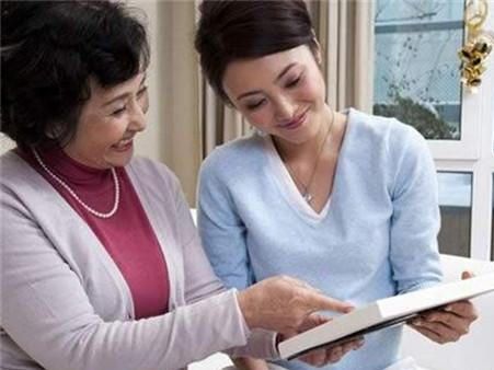 Cả cháu trai và con trai tôi đều đỗ đại học, mẹ chồng cho mỗi đứa 1 phong bao nhưng khi mở ra, tôi không thể kìm lòng vì bất bình-1