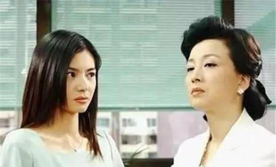 Cả cháu trai và con trai tôi đều đỗ đại học, mẹ chồng cho mỗi đứa 1 phong bao nhưng khi mở ra, tôi không thể kìm lòng vì bất bình-2