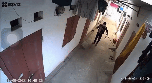 Nam thanh niên bị bắt tại trận hành động đáng xấu hổ trong ngày 8/3-1