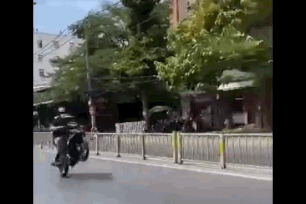 Clip: Bốc đầu xe trên phố, nam thanh niên nhận cái kết kinh hoàng