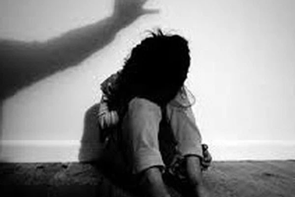 Con gái 14 tuổi ghét về nhà, ngủ không yên giấc, người mẹ gặng hỏi rồi chết sững với sự thật kinh khủng bị che giấu suốt 5 năm-1