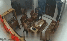 Xuất hiện góc camera mới vụ chém người tại Bắc Giang: Nạn nhân vung dao lên trước?-1