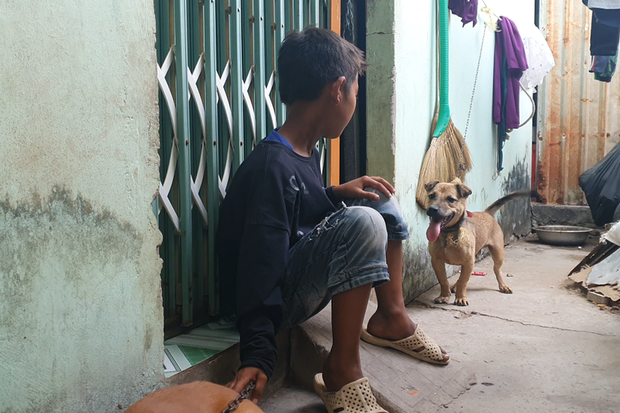 Bé gái bị cô ruột đánh đập hơn 1 tiếng đồng hồ vì bán vé số không đạt KPI-2