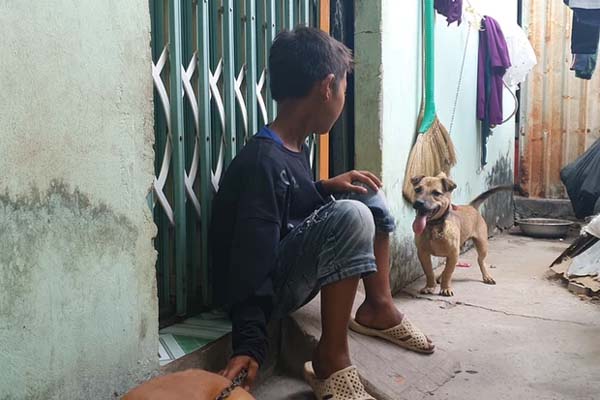 Cháy xưởng chứa nệm gây nứt nhà dân, bà ôm cháu đang ngủ tháo chạy-5