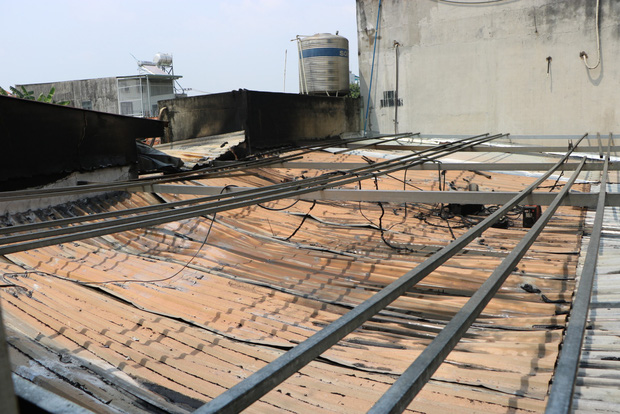 Cháy xưởng chứa nệm gây nứt nhà dân, bà ôm cháu đang ngủ tháo chạy-1