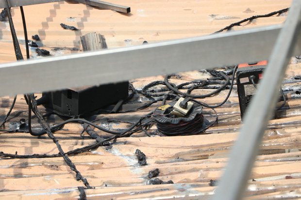 Cháy xưởng chứa nệm gây nứt nhà dân, bà ôm cháu đang ngủ tháo chạy-2