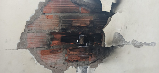 Cháy xưởng chứa nệm gây nứt nhà dân, bà ôm cháu đang ngủ tháo chạy-3