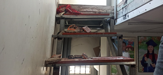 Cháy xưởng chứa nệm gây nứt nhà dân, bà ôm cháu đang ngủ tháo chạy-4