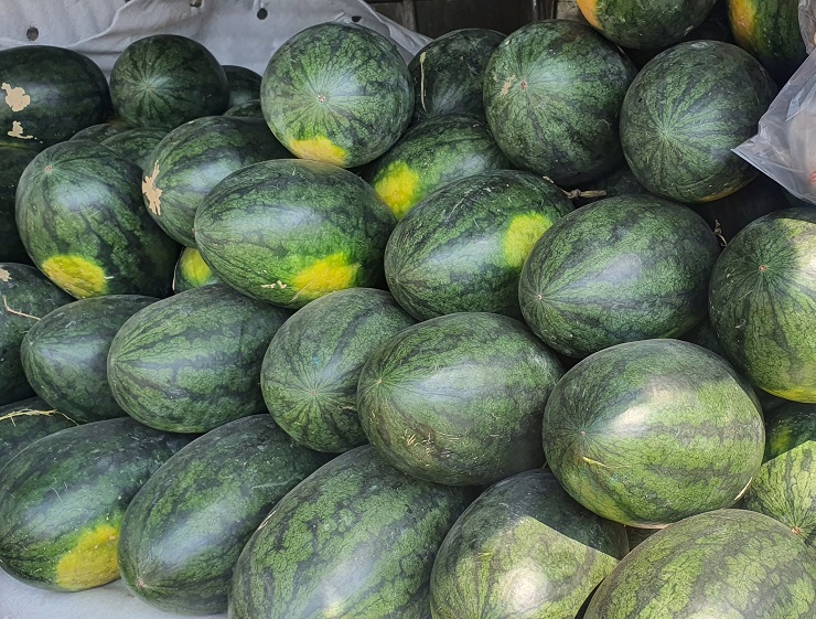 Bất ngờ hoa quả dội chợ rẻ như cho, chị em chi tiền mua cả thùng về chia nhau.-2