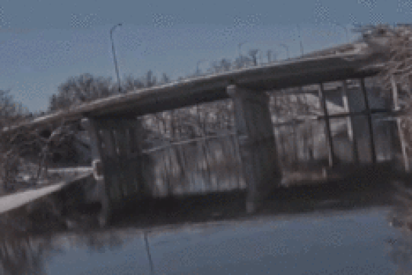 Người qua đường dũng cảm lao xuống sông cứu 3 người mắc kẹt trong xe ô tô-1