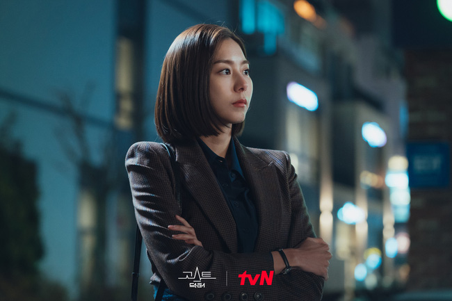 Blazer phủ sóng phim Hàn đợt này, chị em mau ghim ngay loạt cách diện chuẩn thanh lịch-5