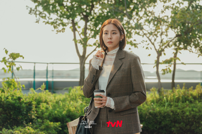 Blazer phủ sóng phim Hàn đợt này, chị em mau ghim ngay loạt cách diện chuẩn thanh lịch-7