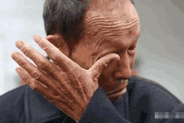 Bố chồng cả đời cay nghiệt với vợ, bà mất được 100 ngày ông đã làm việc gây sốc-3