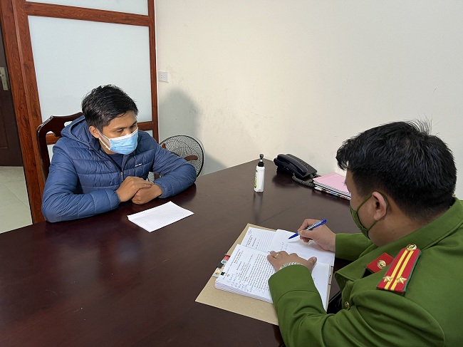 Hai mẹ con mua nguyên liệu về tự pha chế nước xịt khuẩn Covid-19 giả để bán-1