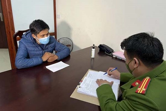 Hai mẹ con mua nguyên liệu về tự pha chế nước xịt khuẩn Covid-19 giả để bán