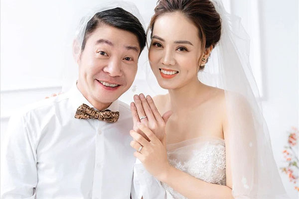 Hậu nghi vấn rạn nứt, vợ Công Lý xúc động khoe được chồng tặng một món quà đặc biệt-3