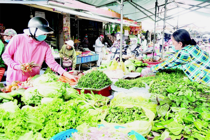 Lít xăng, viên thuốc tăng không thấy đỉnh, dân Việt lo tiền bốc hơi-2