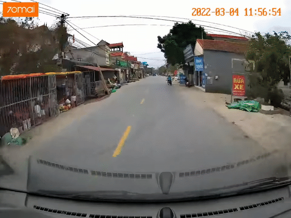 Qua đường không quan sát, bé trai suýt nằm gọn dưới gầm ô tô, biểu cảm như mất hồn khiến tài xế vừa thương vừa giận-1