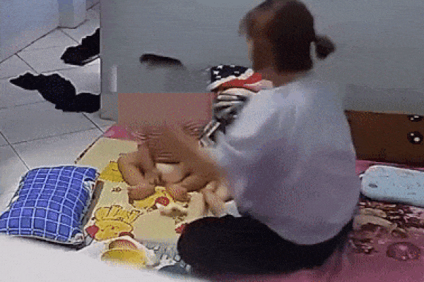 Bé 11 tháng tuổi bị tát liên tục vào đầu, bảo mẫu khẳng định chỉ vỗ nhẹ để dỗ cho ăn-5