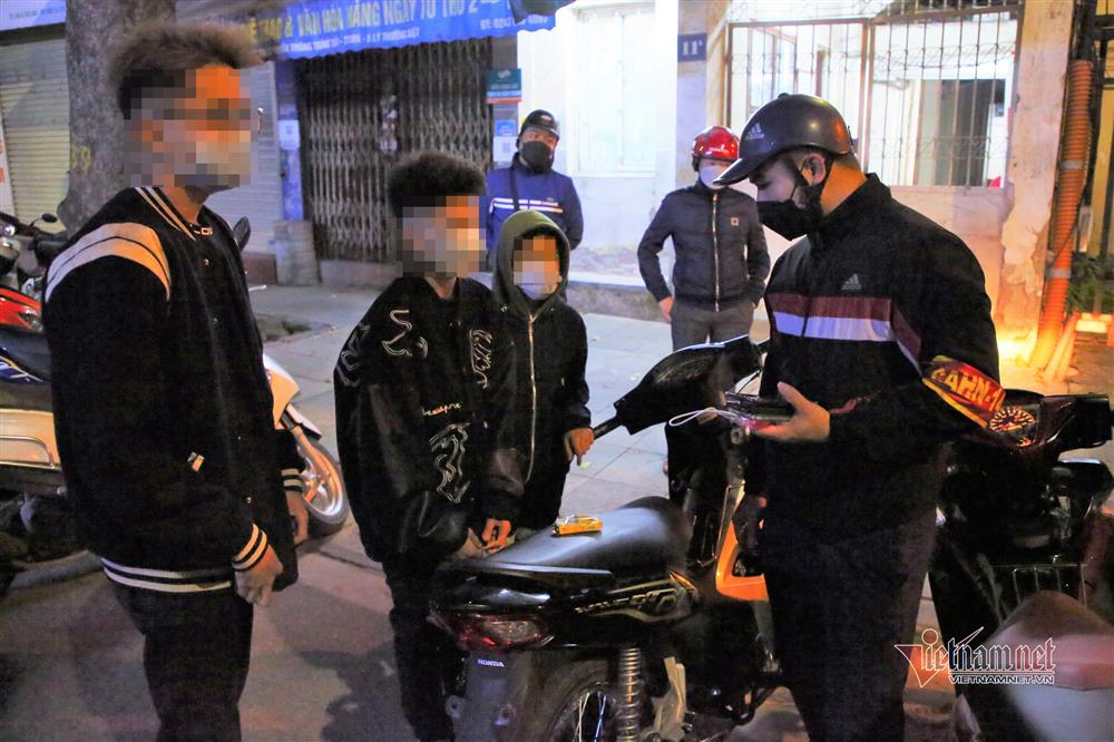 Cảnh sát 141 Hà Nội hóa trang, một đêm bắt giữ 82 quái xế-5