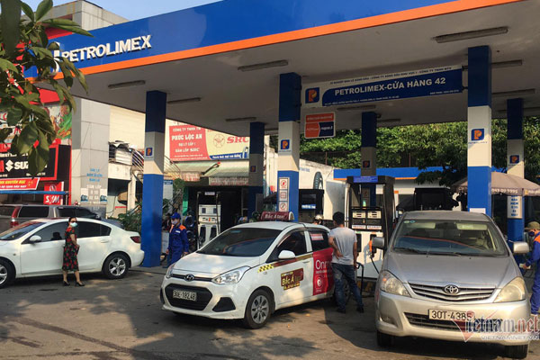 Trước giờ giá xăng tăng sốc: Người dân xếp hàng 30 phút chưa đổ được xăng-14