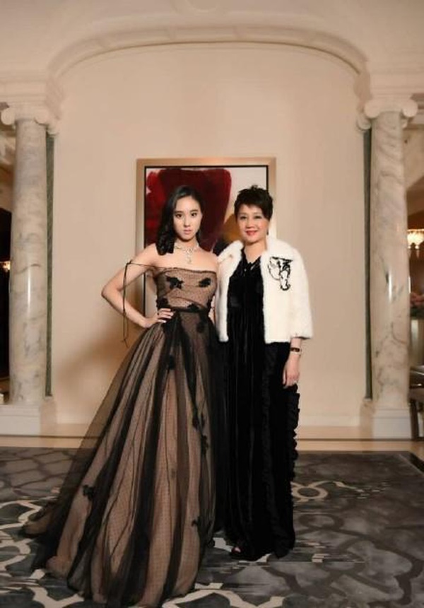 Con gái út đi lùi mới về đích” của vua sòng bài Macau: 12 tuổi được cha tặng dinh thự, sống sang chảnh hơn công chúa, visual lại còn như idol-9