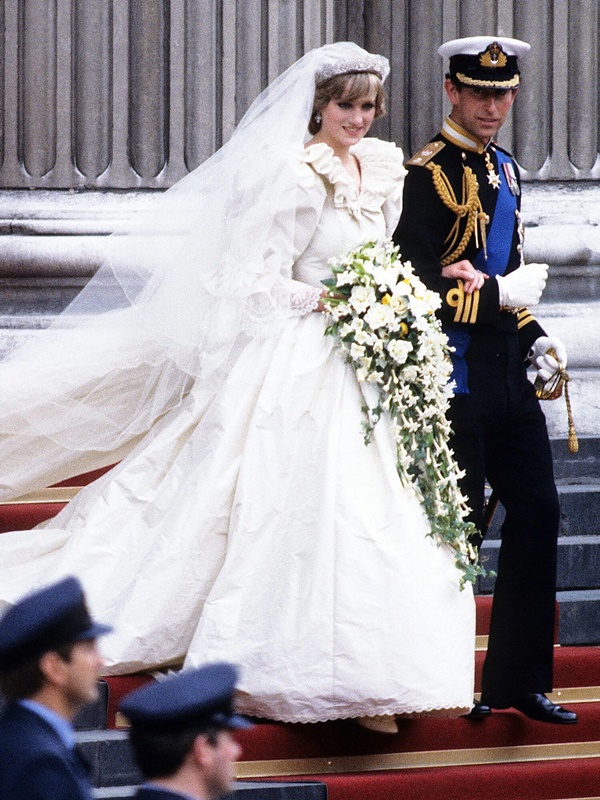 Sự khác biệt đầy phũ phàng giữa Công nương Diana và tình địch Camilla trong hôn lễ với Thái tử Charles chỉ trong một khoảnh khắc-1