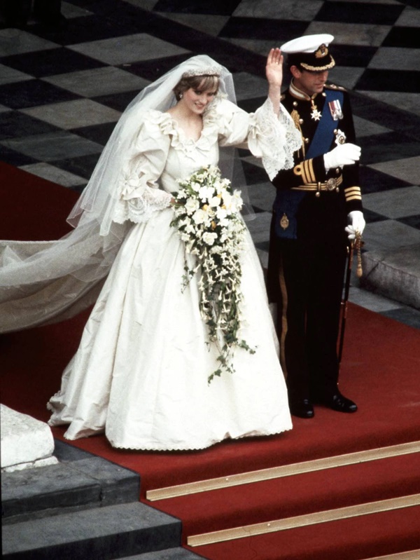 Sự khác biệt đầy phũ phàng giữa Công nương Diana và tình địch Camilla trong hôn lễ với Thái tử Charles chỉ trong một khoảnh khắc-2