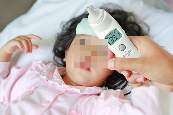Dấu hiệu trẻ sốt khi mắc Covid-19 cảnh báo nguy hiểm-1