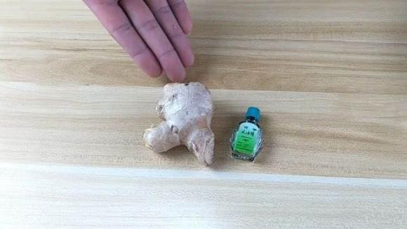 Tinh chất dầu gió nhỏ lên củ gừng, giải quyết được nỗi phiền muộn của mọi nhà, cùng tìm hiểu mẹo bổ ích này nhé-1