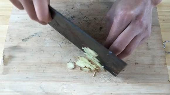 Tinh chất dầu gió nhỏ lên củ gừng, giải quyết được nỗi phiền muộn của mọi nhà, cùng tìm hiểu mẹo bổ ích này nhé-2