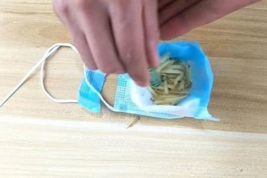 Tinh chất dầu gió nhỏ lên củ gừng, giải quyết được nỗi phiền muộn của mọi nhà, cùng tìm hiểu mẹo bổ ích này nhé