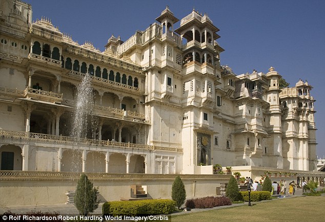 50 tuổi mới lên xe hoa, tỷ phú chi 450 tỷ mời đến 16000 khách: 208 chuyến bay từ phi cơ riêng đưa VIP đến tiệc cưới, số lượng người trang trí lâu đài khủng-3