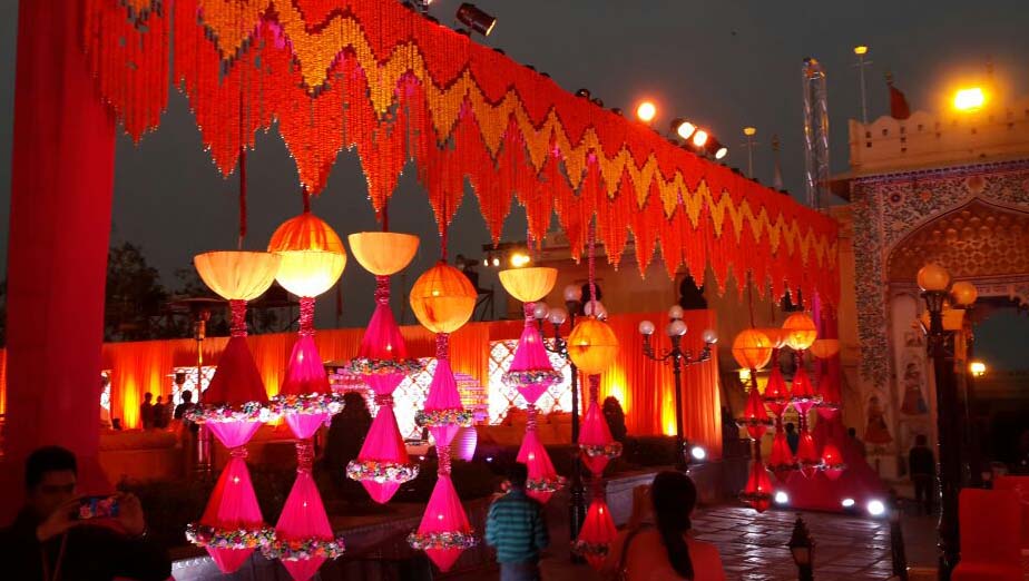 50 tuổi mới lên xe hoa, tỷ phú chi 450 tỷ mời đến 16000 khách: 208 chuyến bay từ phi cơ riêng đưa VIP đến tiệc cưới, số lượng người trang trí lâu đài khủng-5