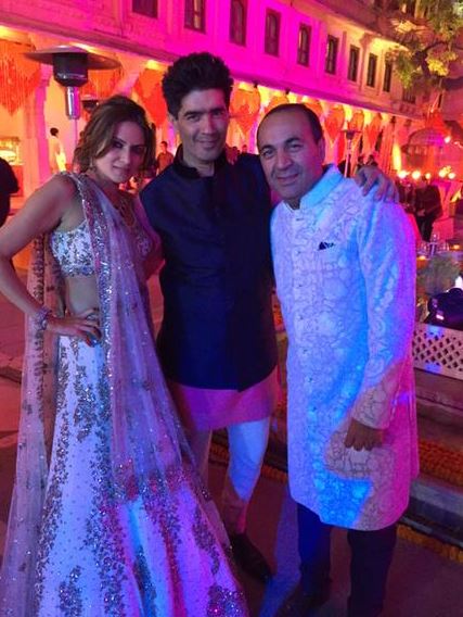 50 tuổi mới lên xe hoa, tỷ phú chi 450 tỷ mời đến 16000 khách: 208 chuyến bay từ phi cơ riêng đưa VIP đến tiệc cưới, số lượng người trang trí lâu đài khủng-15