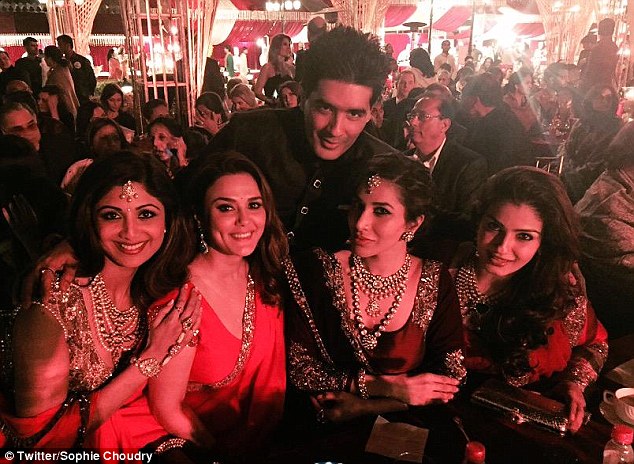 50 tuổi mới lên xe hoa, tỷ phú chi 450 tỷ mời đến 16000 khách: 208 chuyến bay từ phi cơ riêng đưa VIP đến tiệc cưới, số lượng người trang trí lâu đài khủng-16