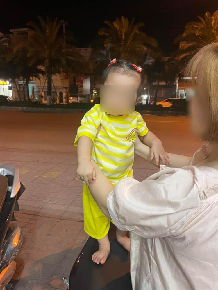 Bé 11 tháng tuổi bị tát liên tục vào đầu, bảo mẫu khẳng định chỉ vỗ nhẹ để dỗ cho ăn-4