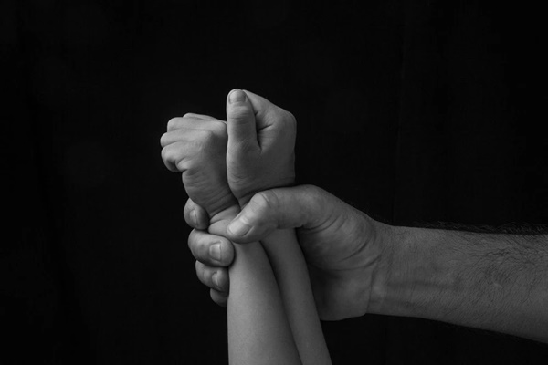 Án mới xử: Cha là cựu cảnh sát dùng bao cao su lạm dụng tình dục con gái suốt thời gian dài, thấy dấu hiệu lạ bắt con nuốt thuốc tránh thai khẩn cấp-3