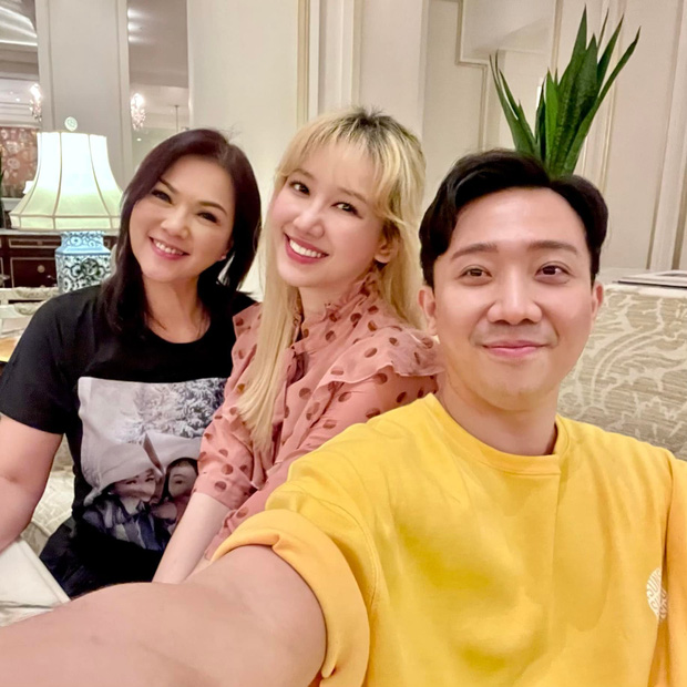 4 nghệ sĩ đình đám tụ họp trong khung ảnh vợ chồng Trấn Thành, nhan sắc vợ cố NS Chí Tài nổi bần bật!-2