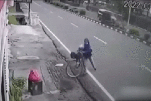 Đạp xe ngược chiều, người phụ nữ thoát chết trước đầu ôtô