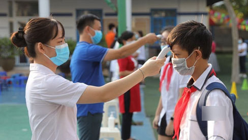 Phụ huynh xông vào tận lớp đánh bạn của con gái-2