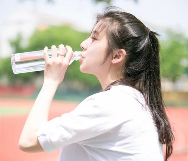 Là phụ nữ ai cũng muốn uống nhiều nước để da căng mọng không tuổi nhưng 10 kiểu uống nước sai cực sai này sẽ hại chết bạn-1