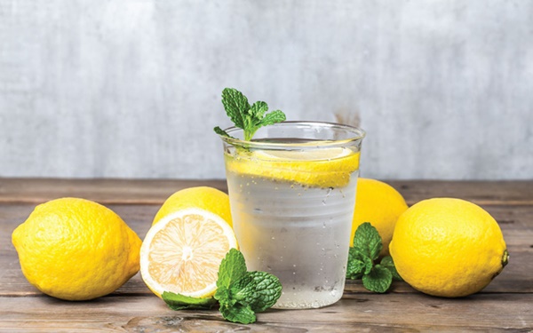 Là phụ nữ ai cũng muốn uống nhiều nước để da căng mọng không tuổi nhưng 10 kiểu uống nước sai cực sai này sẽ hại chết bạn-4