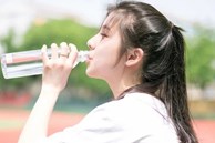 Là phụ nữ ai cũng muốn uống nhiều nước để da căng mọng không tuổi nhưng 10 kiểu uống nước sai cực sai này sẽ 'hại chết' bạn