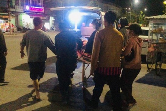Bệnh nhân tử vong vì xe cấp cứu bị nhiều người chặn lại
