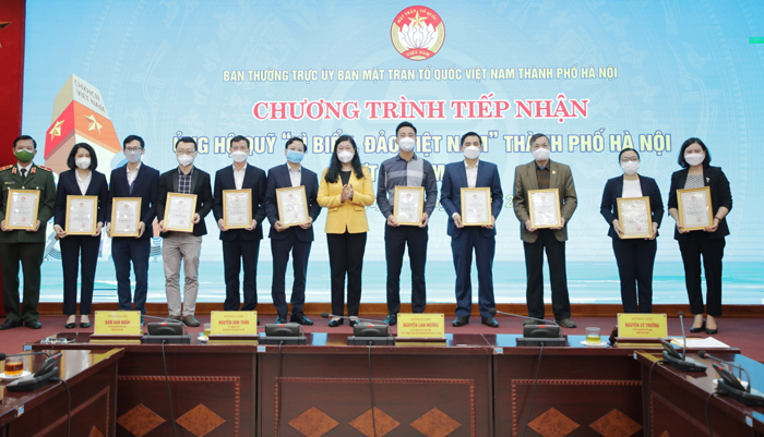 Mặt trận Thành phố tiếp nhận gần 26 tỷ đồng ủng hộ Quỹ Vì biển, đảo Việt Nam”-3