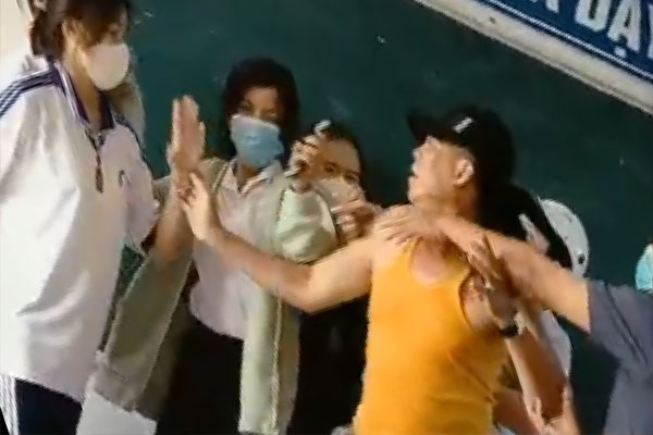 Phụ huynh xông vào tận lớp đánh bạn của con gái-1