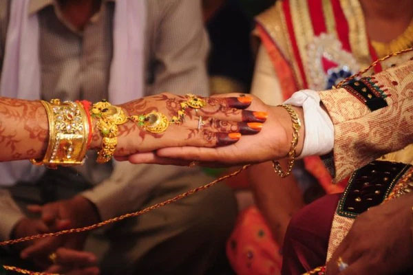 Cặp đôi đứng ngoài ban công tầng 2 hăng máu đánh nhau, không ngờ lao thẳng xuống đất-2